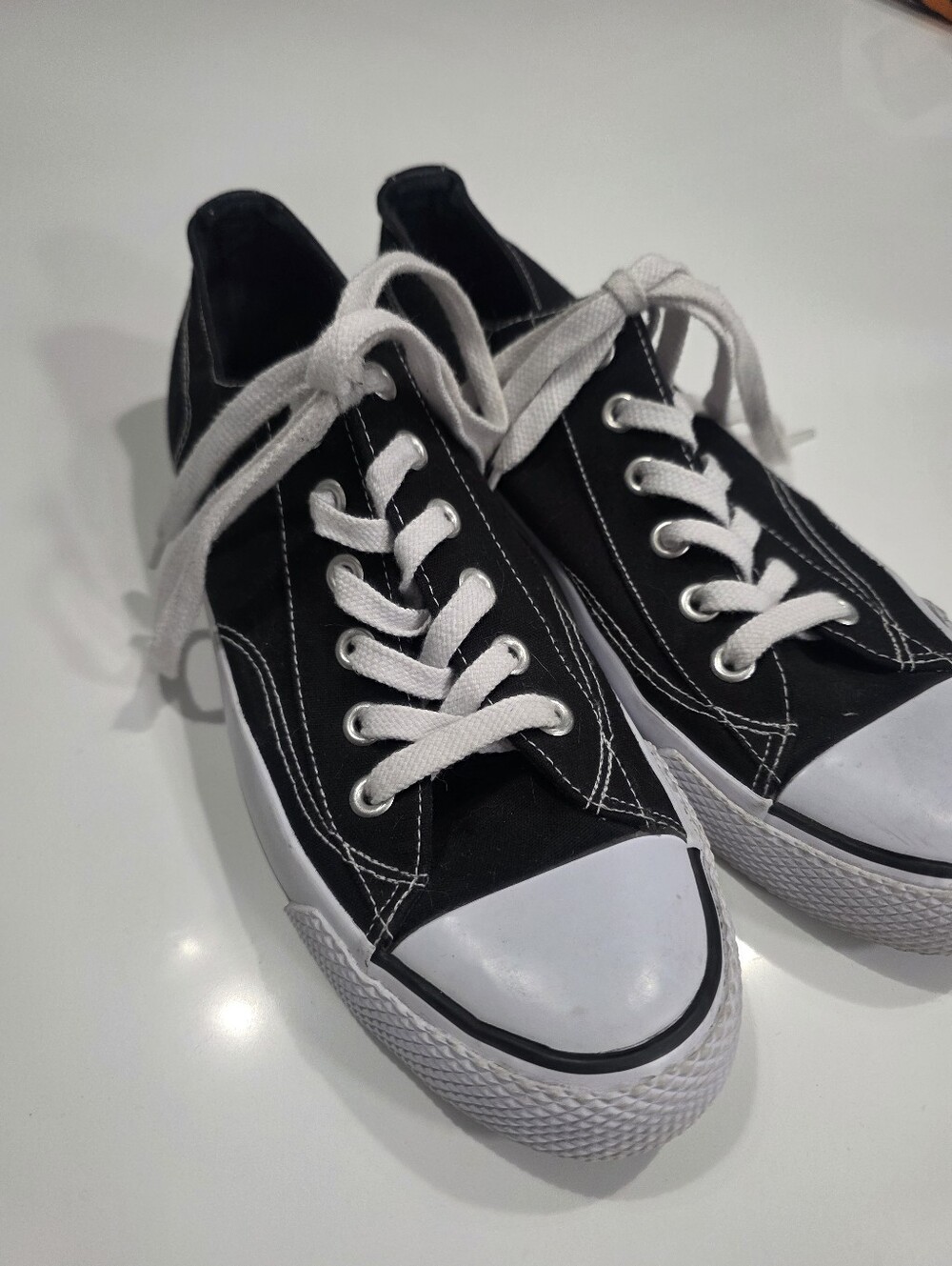 Airwalk Black Canvas Low-Top Sneakers with White Trim Men's 8.5/ Womens 10
